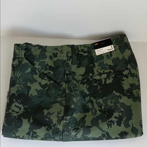 LEE  women’s Olive Camouflage Flat Front Shorts. - Picture 14 of 14